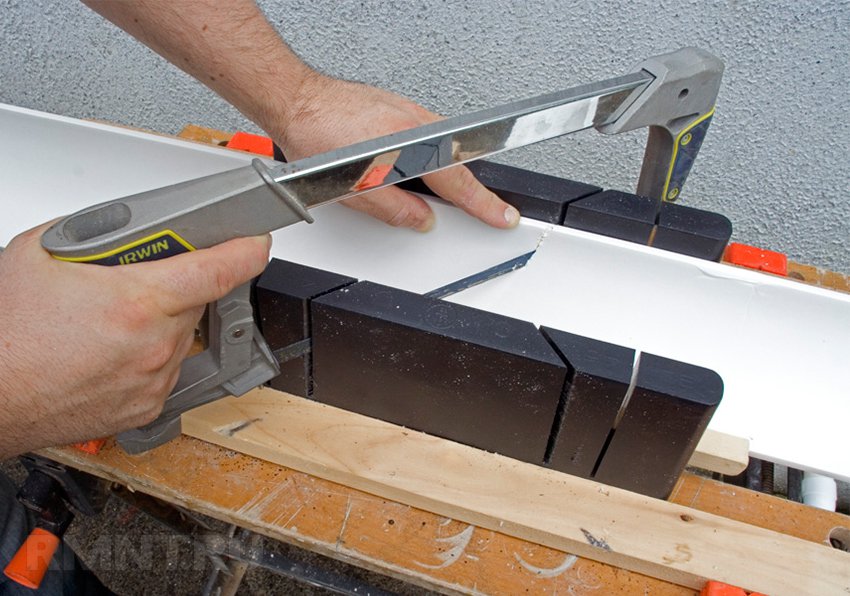 Як зарізати кути: ріжемо стельовий та підлоговий плінтус правильно