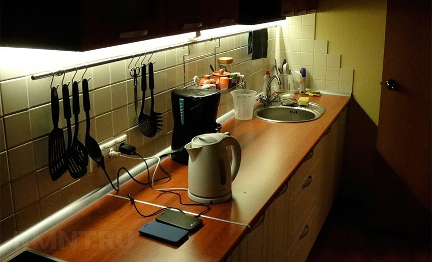 
Підсвічування під шафи на кухні з світлодіодним стрічки: вибір елементів, схеми, монтаж своїми руками
