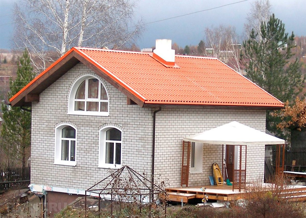 
Будинок під кольоровий дахом
