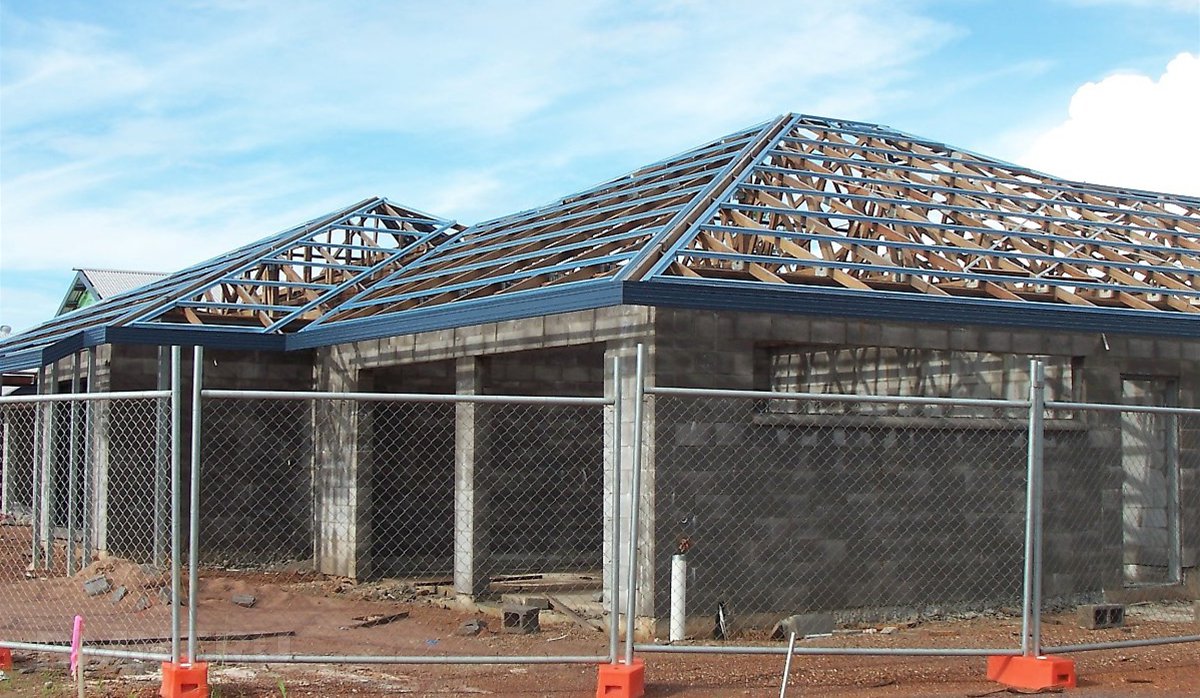 Вальмовая дах в процесі будівництва