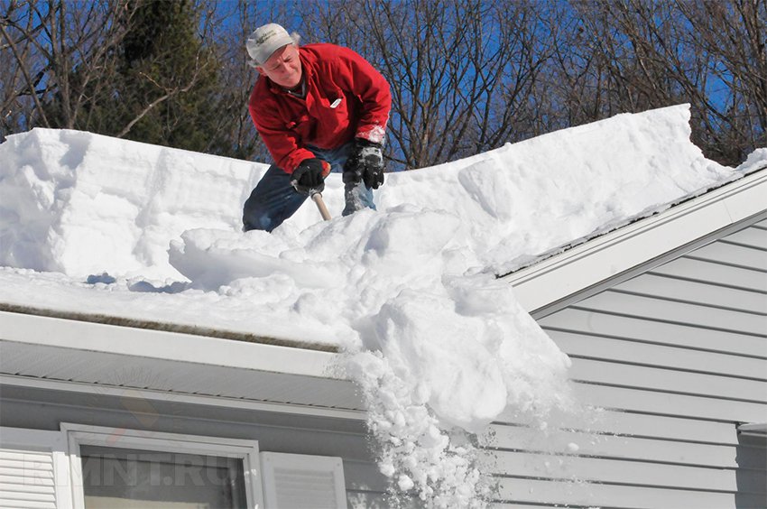 Як безпечно прибрати сніг з даху