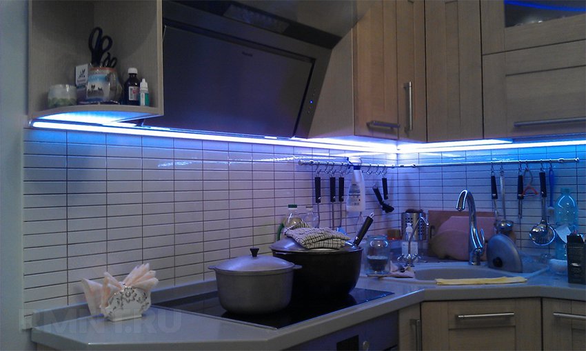 Підсвічування під шафи на кухні з світлодіодним стрічки