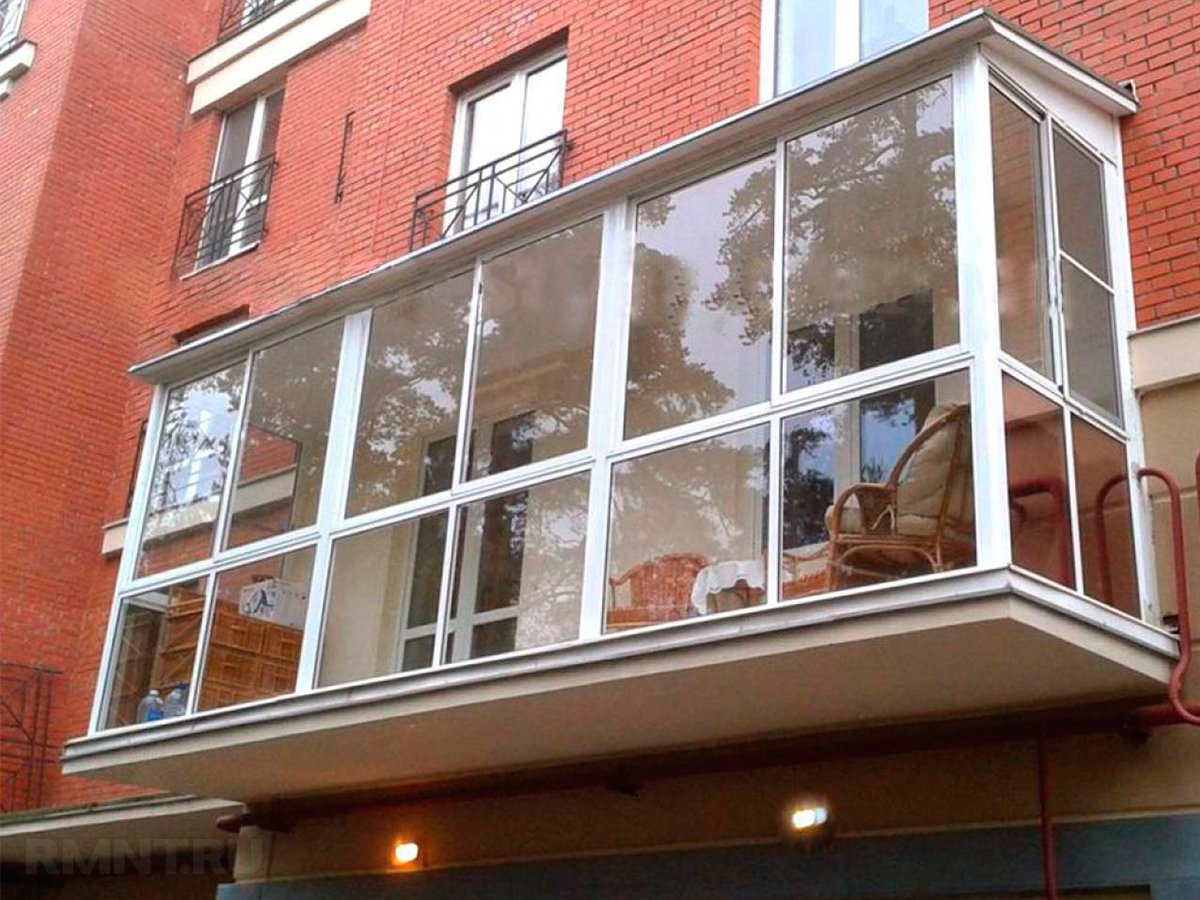 Варіанти облаштування заскленого балкона