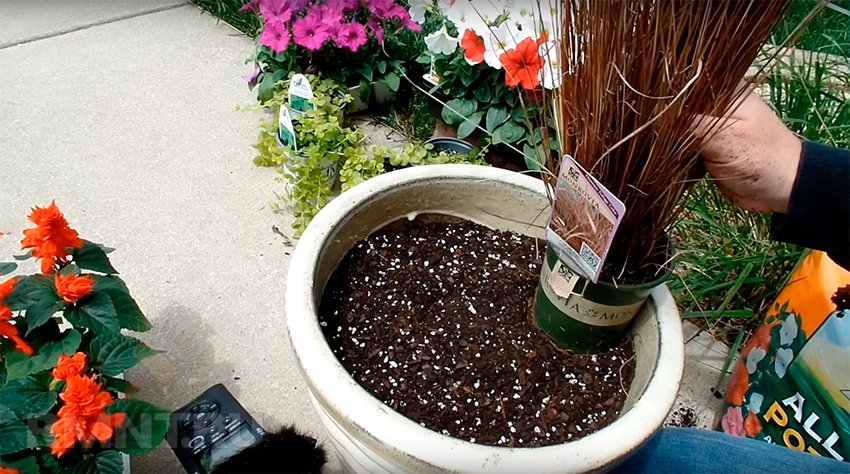 Каскадна клумба в саду за допомогою звичайних квіткових горщиків